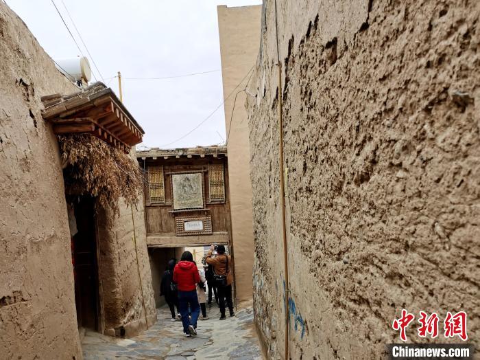 圖為古堡內(nèi)的巷道?！?zhí)砀?攝