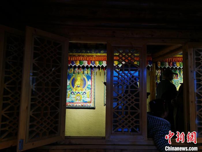 圖為作為展廳的古堡內(nèi)一座土木二層結(jié)構(gòu)“廊房式”建筑?！?zhí)砀?攝