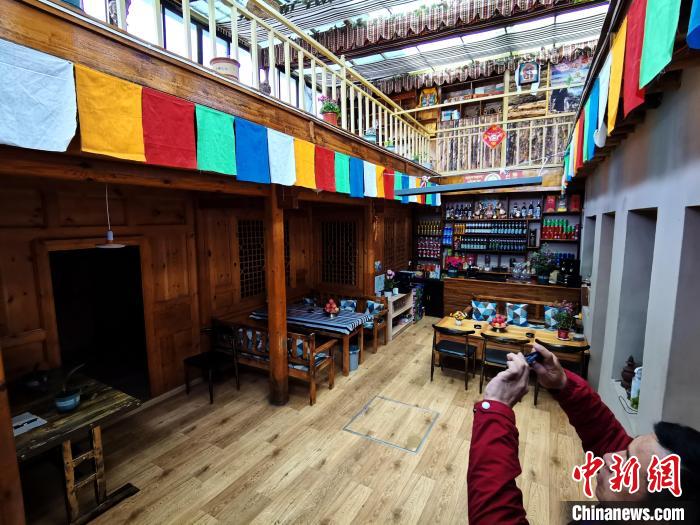 圖為古堡內(nèi)兼具傳統(tǒng)與現(xiàn)代特色的咖啡館?！?zhí)砀?攝