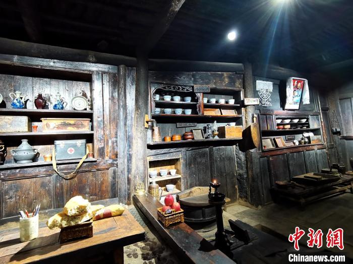 圖為古堡內(nèi)生活場(chǎng)景展示?！?zhí)砀?攝