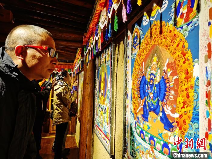 圖為民眾參觀古堡內(nèi)的唐卡?！?zhí)砀?攝