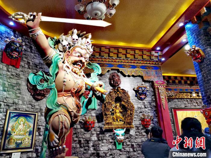 青?！敖鹕鹊亍睙嶝暎禾瓶?、泥塑璀璨奪目