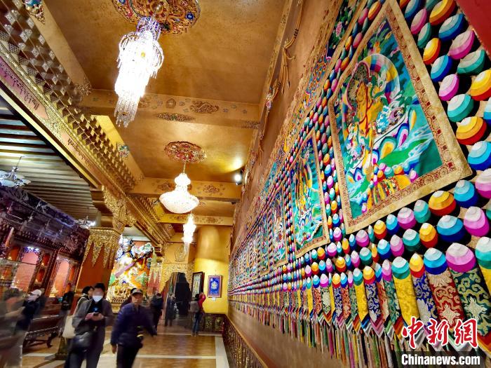 圖為仁俊畫院內(nèi)的堆繡?！?zhí)砀?攝