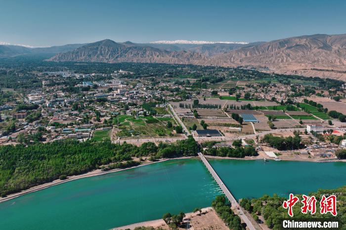 航拍青海貴德黃河岸畔綠意濃濃?！≮w凜松 攝