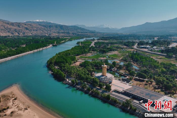 航拍青海貴德黃河岸畔綠意濃濃?！≮w凜松 攝