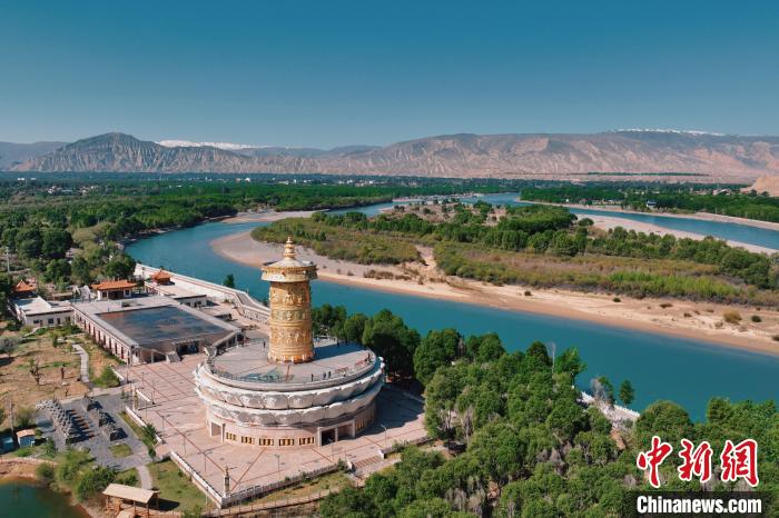 航拍青海貴德黃河岸畔綠意濃濃?！≮w凜松 攝