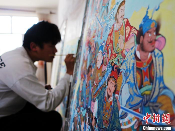 圖為熱貢龍樹畫苑內(nèi)的學(xué)徒繪畫唐卡?！?zhí)砀?攝