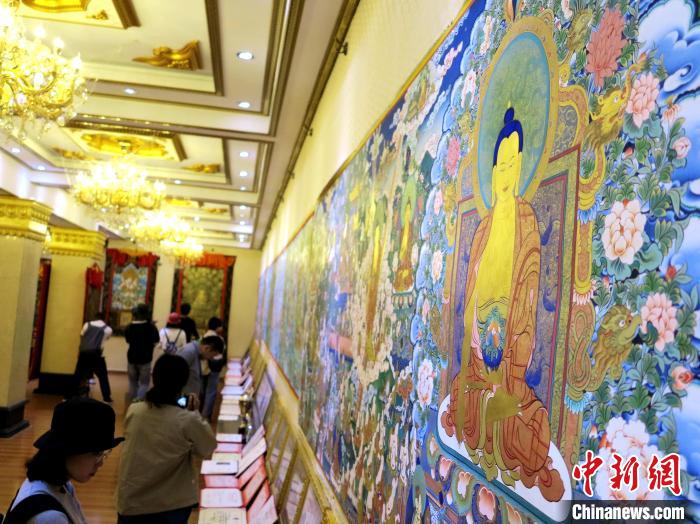 圖為熱貢龍樹畫苑內(nèi)的唐卡?！?zhí)砀?攝
