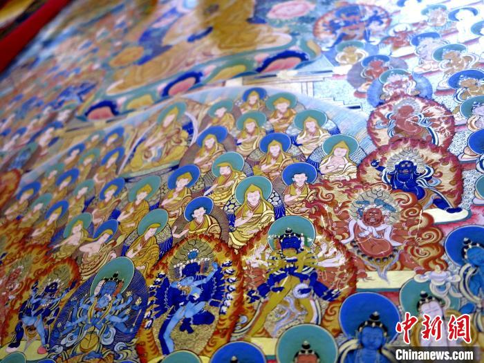 圖為熱貢龍樹畫苑內(nèi)展覽的唐卡局部?！?zhí)砀?攝