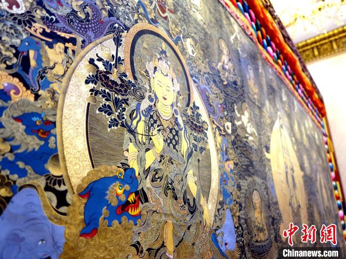 圖為熱貢龍樹畫苑內(nèi)的唐卡?！?zhí)砀?攝