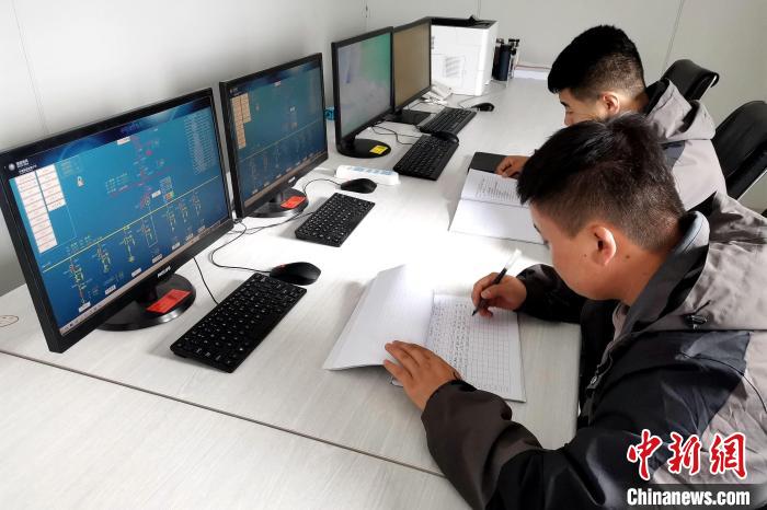 圖為光伏發(fā)電項(xiàng)目升壓站監(jiān)控室。　李雋 攝