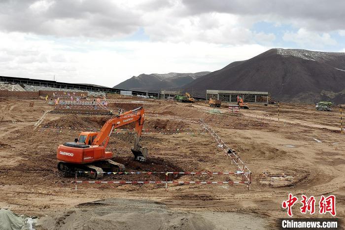 圖為光伏發(fā)電項(xiàng)目施工區(qū)正在抓緊施工?！±铍h 攝