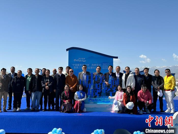 圖為國內(nèi)眾多詩人在茶卡鹽湖景區(qū)合影?！⒀?攝