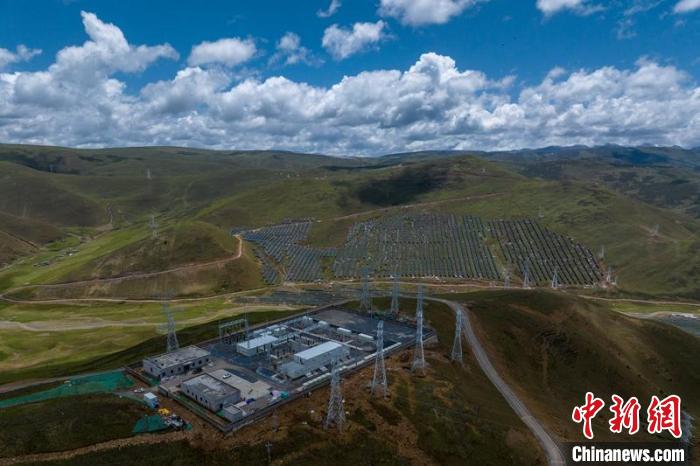 航拍建成投運的柯拉一期光伏電站升壓站?！⒅铱?攝