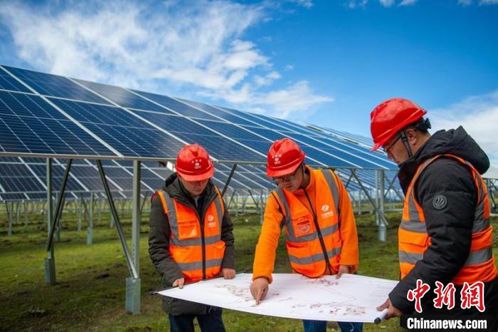 施工技術(shù)人員正在認真核查柯拉一期光伏電站相關(guān)設(shè)計數(shù)據(jù)等。　劉忠俊 攝
