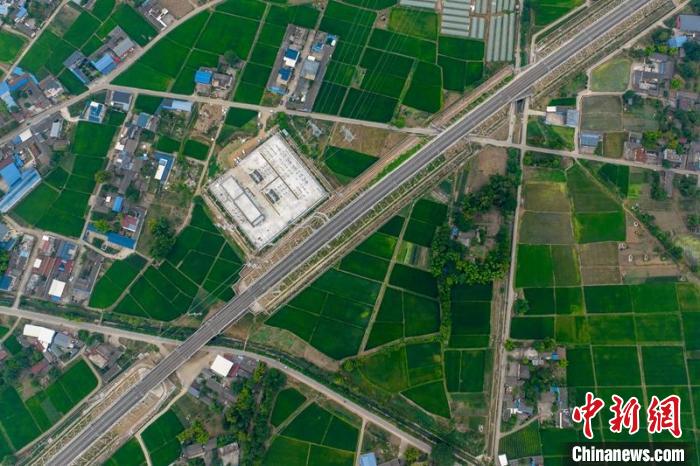 空中俯瞰綿竹牽引變電所和川青鐵路成黃段鐵路線?！⒅铱?攝