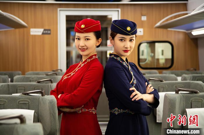 圖為整體色彩以“深藏青”和“喇嘛紅”為主調(diào)的西格段“復(fù)興號(hào)”動(dòng)車(chē)組乘務(wù)員新制服?!±罾?攝