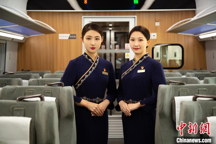 圖為整體色彩以“深藏青”為主調(diào)的西格段“復(fù)興號(hào)”動(dòng)車組乘務(wù)員新制服?！±罾?攝
