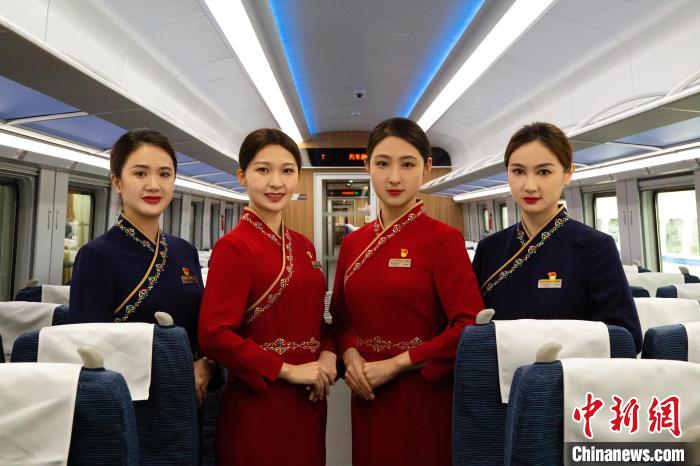 圖為整體色彩以“深藏青”和“喇嘛紅”為主調(diào)的西格段“復(fù)興號(hào)”動(dòng)車組乘務(wù)員新制服。　李磊 攝