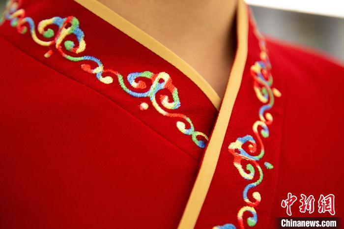 圖為新制服領(lǐng)口點(diǎn)綴有蒙古特色的烏力吉紋繡花?！±罾?攝