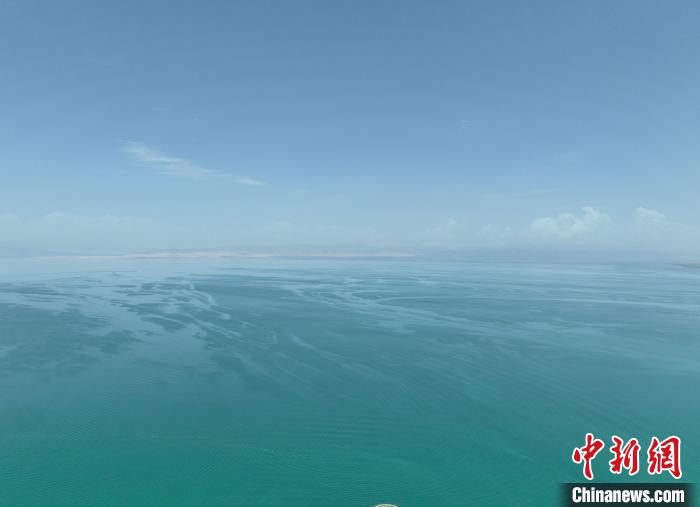 圖為航拍仲夏時節(jié)，青海湖水天一色?！∑钤鲚?攝
