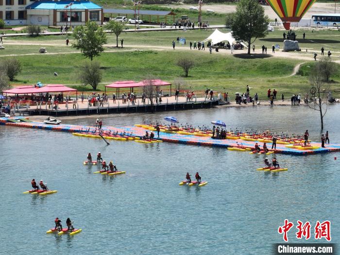 圖為航拍游客青海湖二郎劍景區(qū)體驗娛樂項目?！∑钤鲚?攝