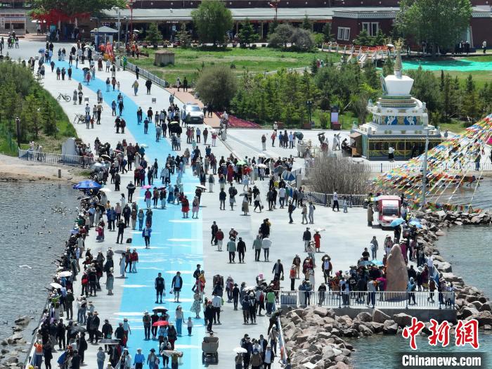 圖為航拍青海湖二郎劍景區(qū)游客眾多?！∑钤鲚?攝