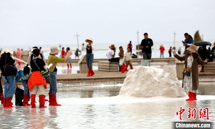 圖為游客在茶卡鹽湖拍照?！⊙Φ?攝
