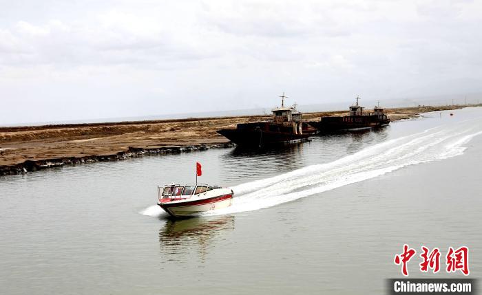 圖為茶卡鹽湖?！⊙Φ?攝