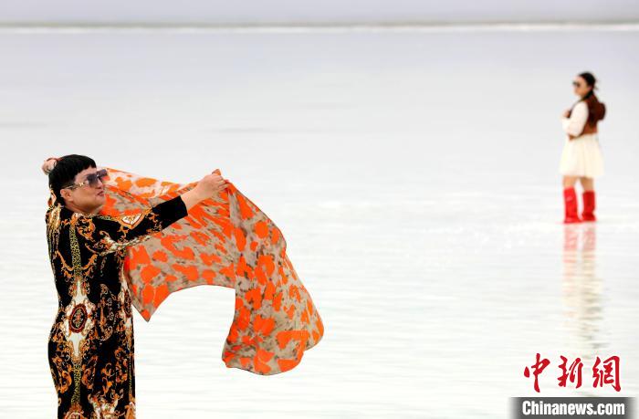 圖為游客在茶卡鹽湖拍照?！⊙Φ?攝