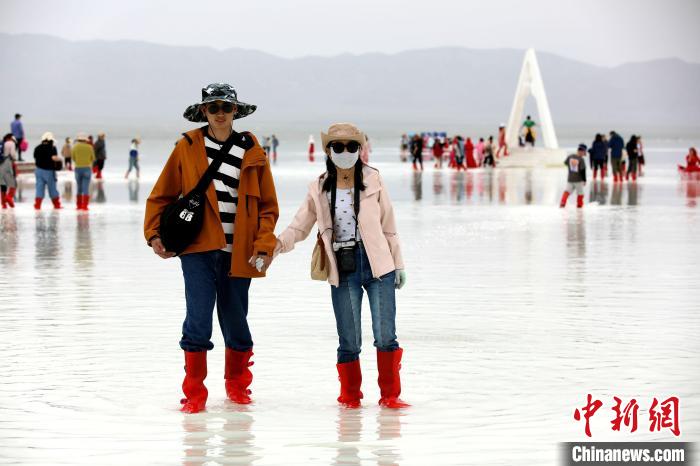 圖為游客在茶卡鹽湖之中?！⊙Φ?攝