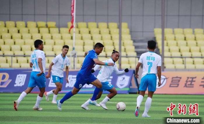 圖為班瑪隊(白)與達(dá)日隊在球場進(jìn)行比拼?！●R銘言 攝