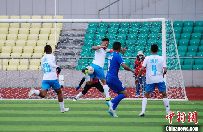 圖為班瑪隊(白)與達(dá)日隊在球場進(jìn)行比拼?！●R銘言 攝