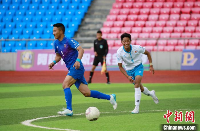 圖為班瑪隊(白)與達(dá)日隊隊員在球場感受快樂足球。　馬銘言 攝