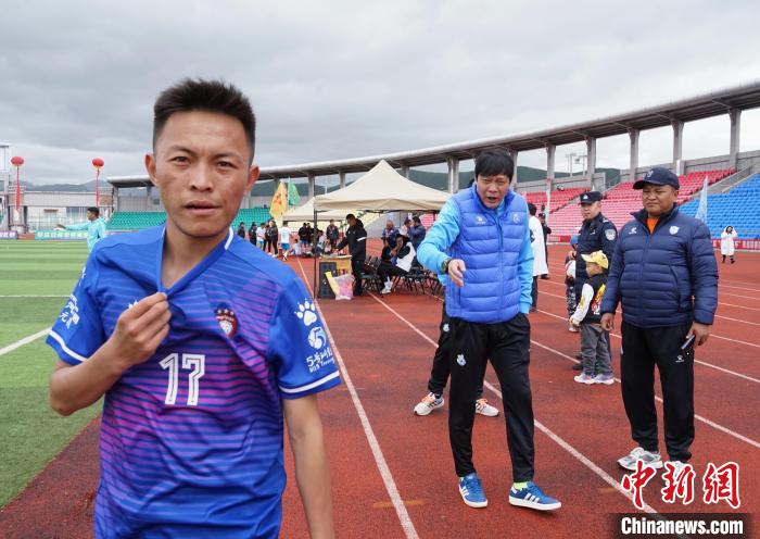 圖為范志毅在球場邊指導(dǎo)球員?！●R銘言 攝