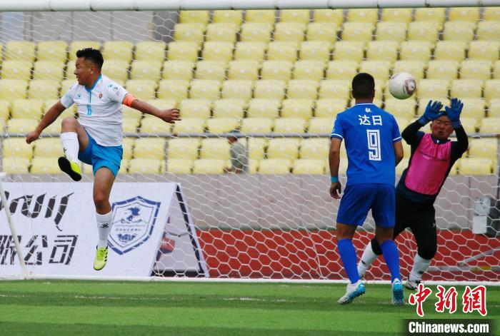 圖為班瑪隊(白)與達(dá)日隊在球場進(jìn)行比拼?！●R銘言 攝