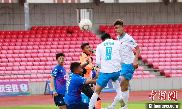 圖為班瑪隊(白)與達(dá)日隊在球場進(jìn)行比拼?！●R銘言 攝