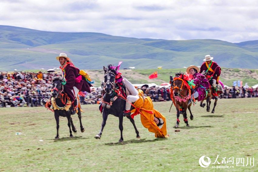 馬術(shù)表演現(xiàn)場(chǎng)。洛絨尼瑪攝