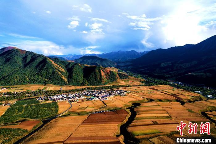 航拍金色祁連山:秋景迷人風景如畫