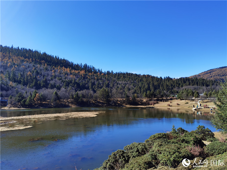 香格里拉國家公園景區(qū)內(nèi)，被譽為“高原仙子”的屬都湖吸引了眾多游客。人民網(wǎng)記者 杜明明攝
