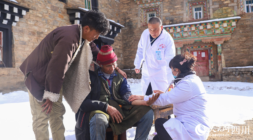 幫扶醫(yī)療小分隊成員為村民義診。劉學懿攝