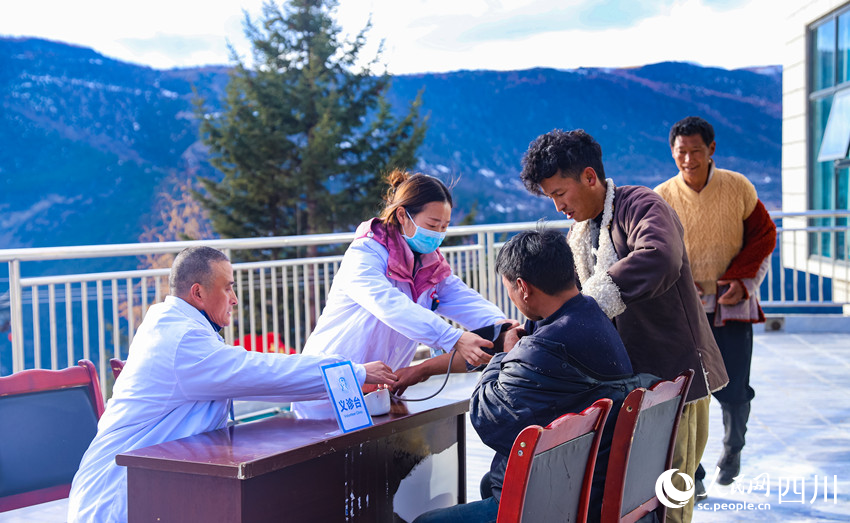 幫扶醫(yī)療小分隊成員為村民義診。劉學懿攝