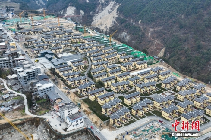 圖為2月1日，瀘定磨西鎮(zhèn)震后重建的安置小區(qū)。(無人機照片)<a target='_blank' href='/'><p  align=