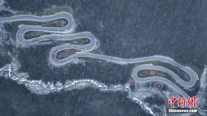 圖為2月1日，震后重建的海螺溝景區(qū)道路。(無人機照片)<a target='_blank' href='/'><p  align=