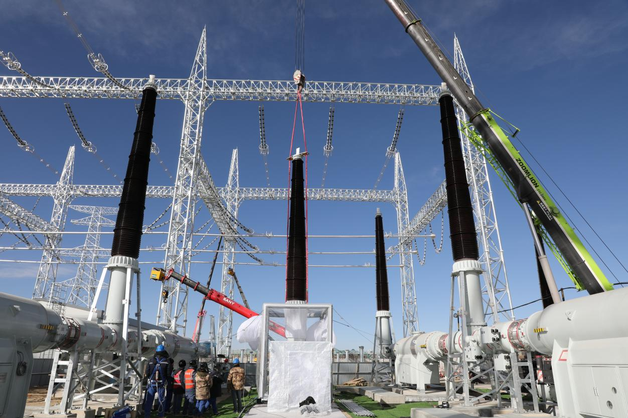 750千伏HGIS套管安裝工作。蒙珝攝