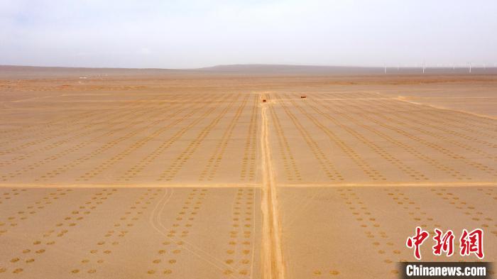 青海大柴旦風(fēng)光儲(chǔ)建設(shè)現(xiàn)場(chǎng):“大地棋盤(pán)”蔚為壯觀