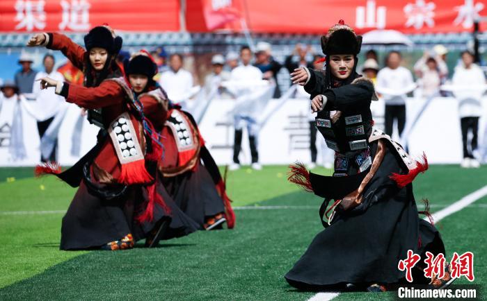 青海門(mén)源：國(guó)家級(jí)非遺華熱藏族服飾亮相“青超聯(lián)賽”