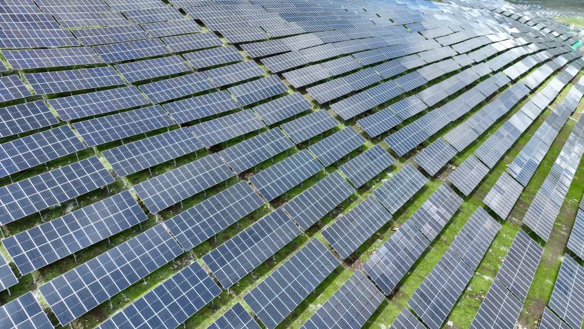 華電金川新能嘎斯都一期20萬千瓦光伏項目。金川縣融媒體中心供圖