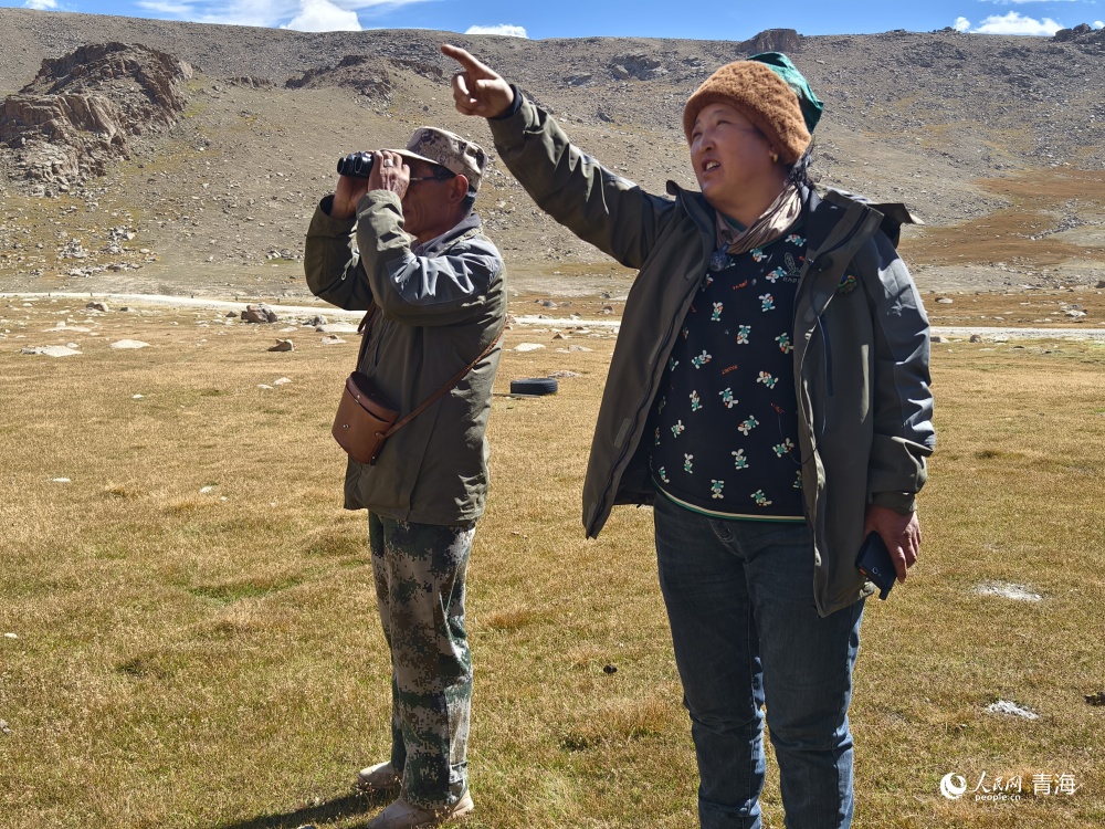 堅守在雪山牧場生態(tài)管護(hù)站的吉太本夫婦。人民網(wǎng) 陳明菊攝