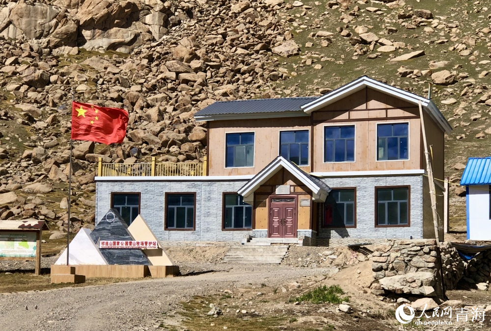 祁連山國家公園雪山牧場管護(hù)站的二層小樓。